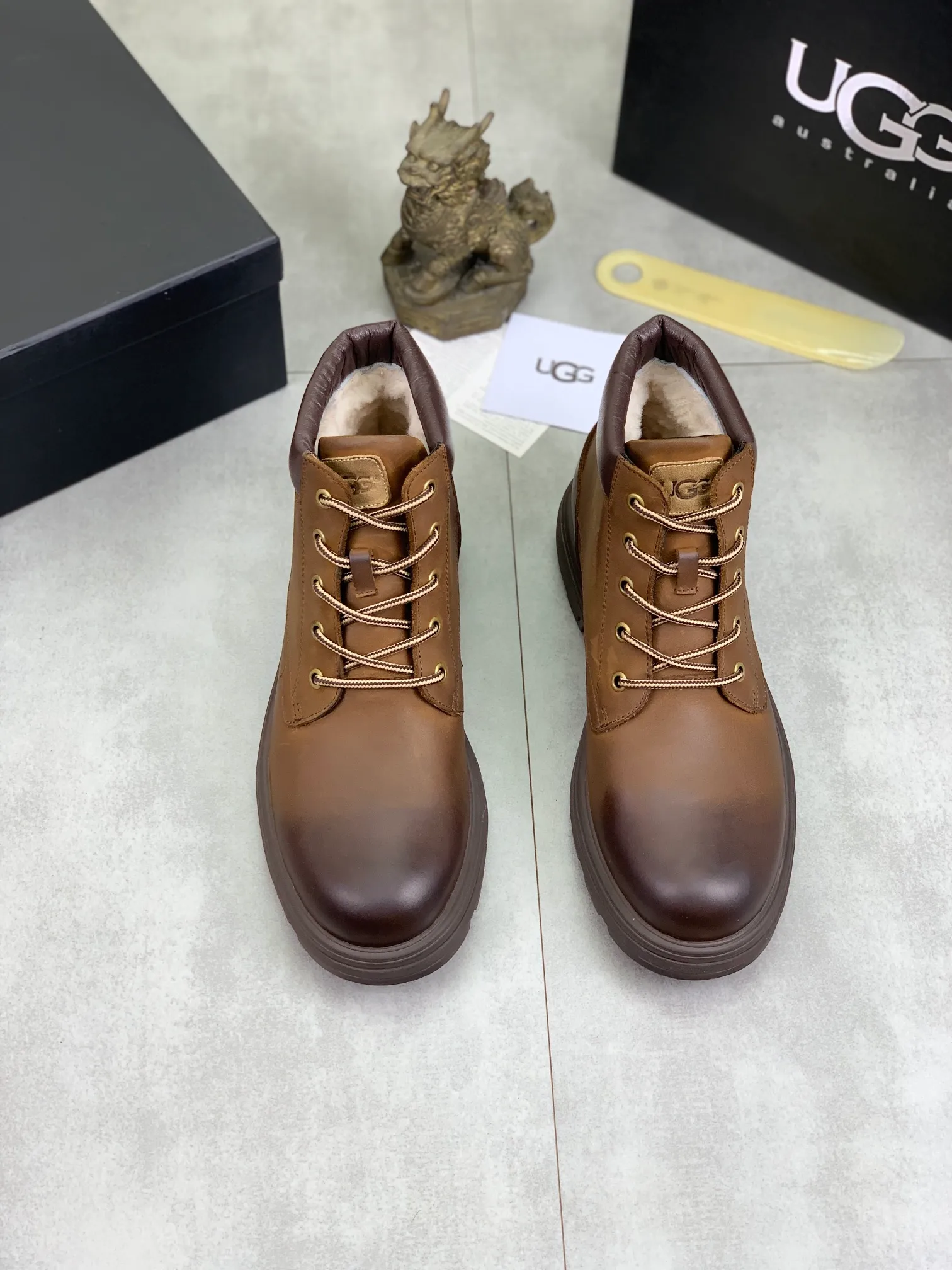Factory price P640 💶[UGG] (full wool lining) Top-end high-quality fur integrated warm snow boots from Australia's warm luxury men's shoes brand, UGG-5877 official website synchronized, made of imported cowhide, carefully sewn...Imported rubber outsole (comfortable, soft, wear-resistant) The quality is really great...Exquisite workmanship, you can't put it down at first sight, code number: 39-44 Color: 3️⃣colors available
